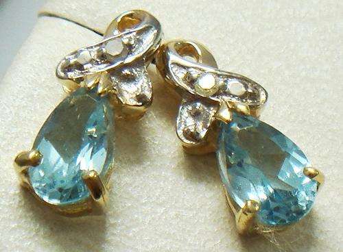 BEAUTIFUL 9KT YELLOW GOLD BLUE TOPAZ & DIAMOND STUD EARRINGS
