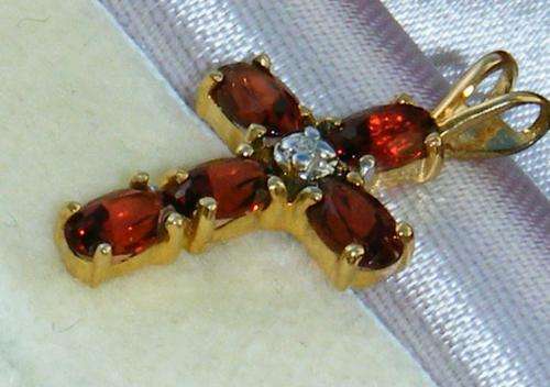 BEAUTIFUL 9KT SOLID YELLOW GOLD GARNET & DIAMOND CROSS PENDANT