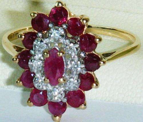 **STUNNING** 9KT SOLID GOLD RUBY & DIAMOND CLUSTER RING SIZE L
