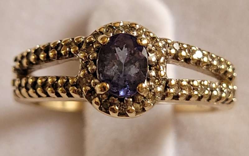 Beautiful solid 9ct yellow gold tanzanite and diamond ring