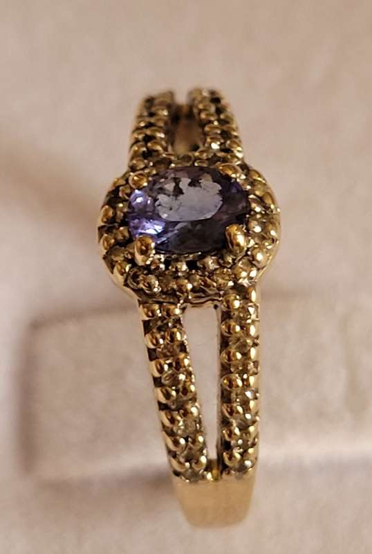 Beautiful solid 9ct yellow gold tanzanite and diamond ring