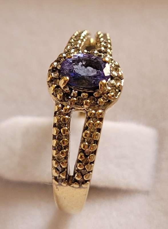 Beautiful solid 9ct yellow gold tanzanite and diamond ring