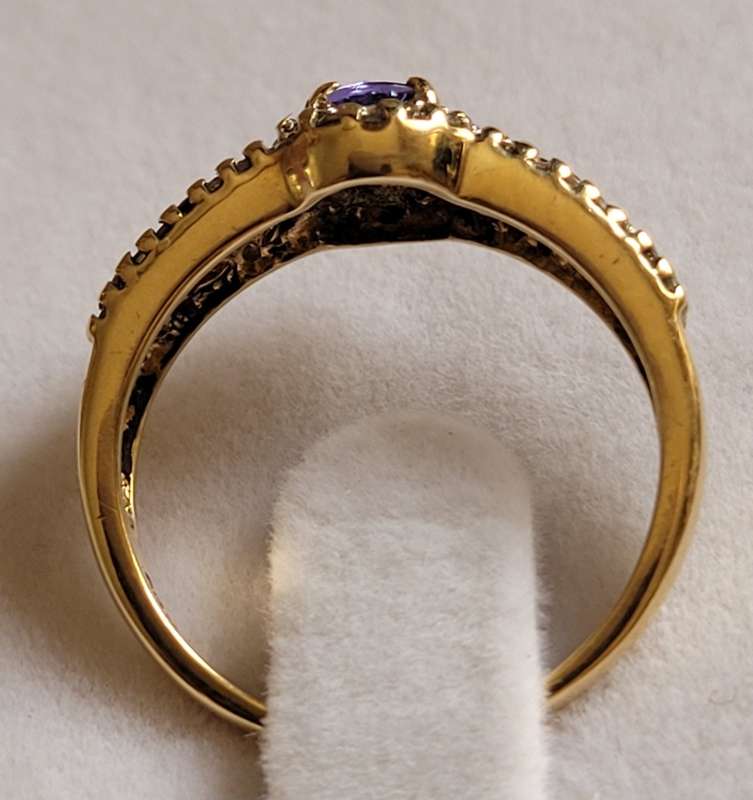 Beautiful solid 9ct yellow gold tanzanite and diamond ring