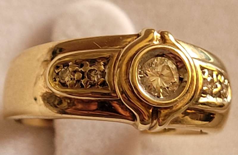 BRILLIANT SOLID 9CT YELLOW GOLD DIAMOND RING