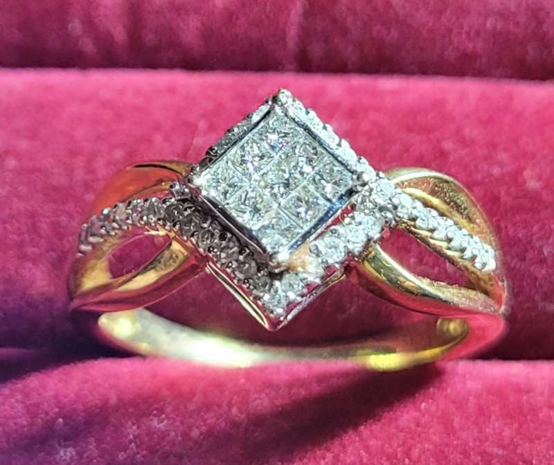 Beautiful 9kt solid yellow gold 1ct diamond (in total) ring