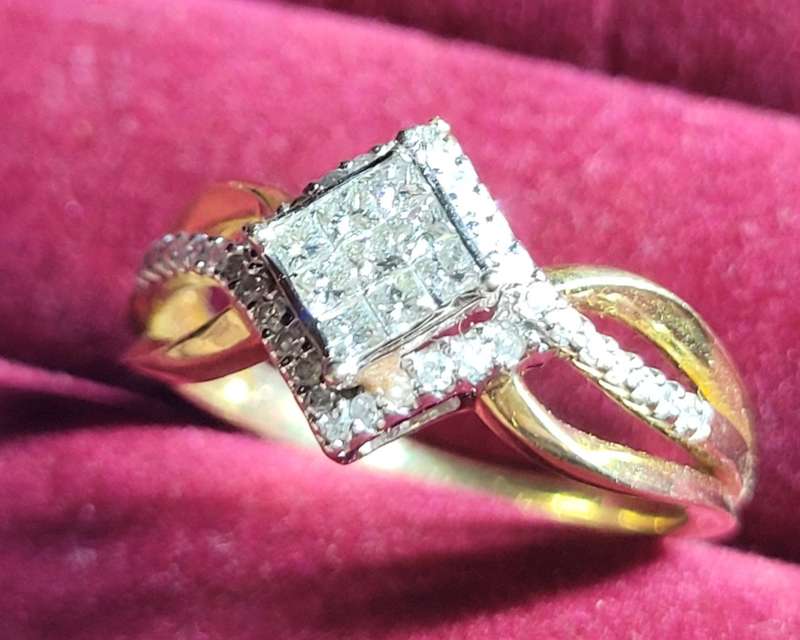 Beautiful 9kt solid yellow gold 1ct diamond (in total) ring