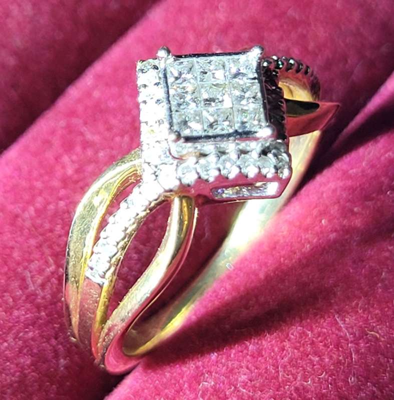 Beautiful 9kt solid yellow gold 1ct diamond (in total) ring
