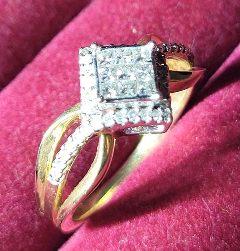 Beautiful 9kt solid yellow gold 1ct diamond (in total) ring