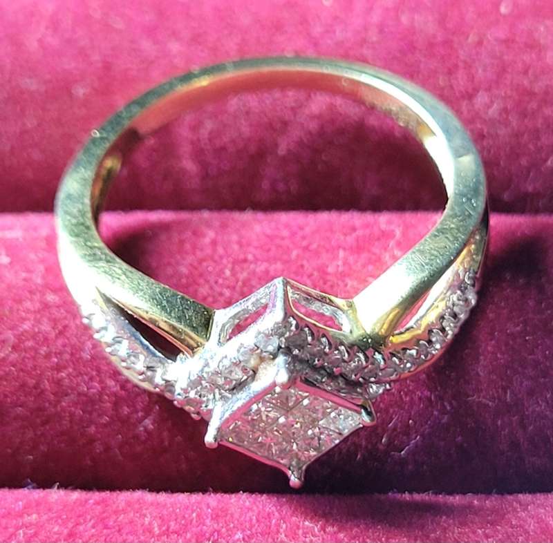 Beautiful 9kt solid yellow gold 1ct diamond (in total) ring