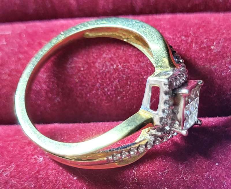 Beautiful 9kt solid yellow gold 1ct diamond (in total) ring
