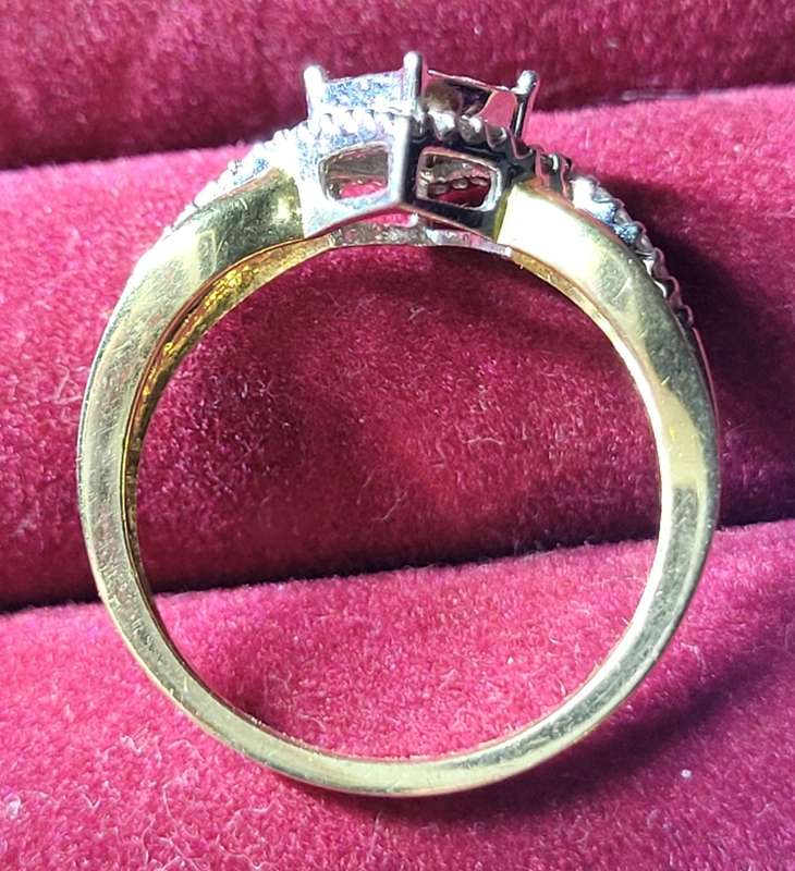 Beautiful 9kt solid yellow gold 1ct diamond (in total) ring