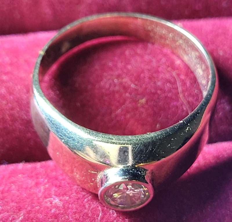 Beautiful 9kt solid yellow gold round diamond ring