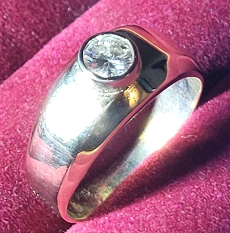 Beautiful 9kt solid yellow gold round diamond ring