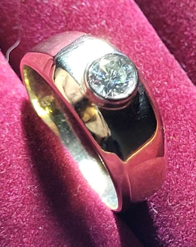 Beautiful 9kt solid yellow gold round diamond ring