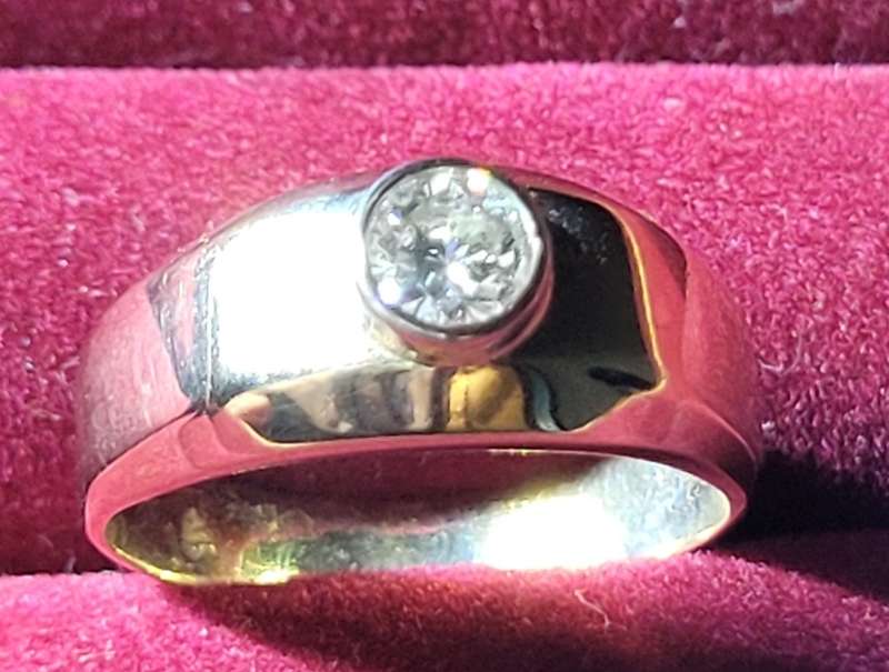 Beautiful 9kt solid yellow gold round diamond ring