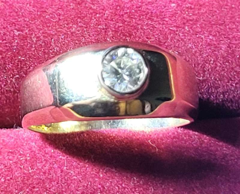 Beautiful 9kt solid yellow gold round diamond ring