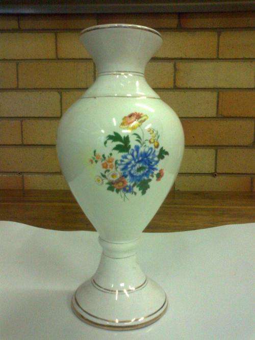 !!PRETTY WHITE FLORAL VASE!!