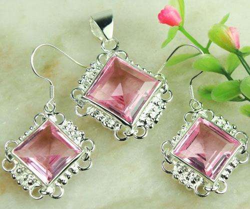 GORGEOUS PENDANT & EARING SET - - FREE CHAIN INCLUDED . IDEAL FOR CHRISTMAS GIFT!!