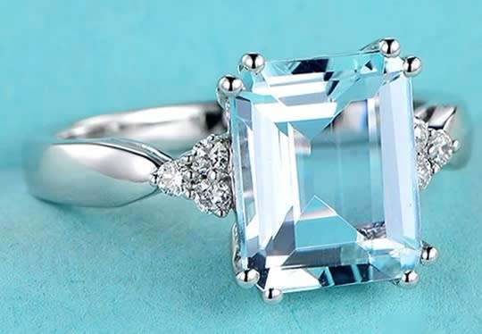 BRAND NEW - Stunning Sterling Silver  Aquamarine Gemstone Ring