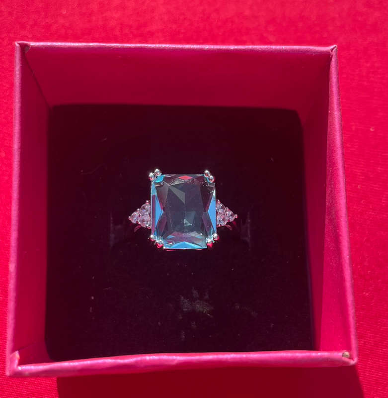 BRAND NEW - Stunning Sterling Silver  Aquamarine Gemstone Ring