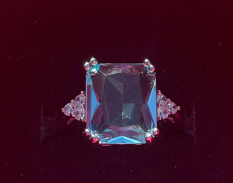 BRAND NEW - Stunning Sterling Silver  Aquamarine Gemstone Ring