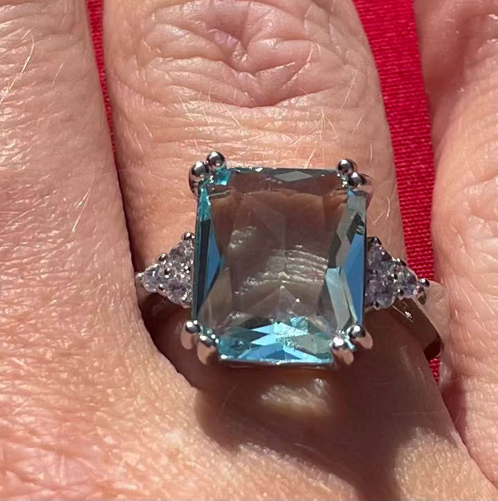 BRAND NEW - Stunning Sterling Silver  Aquamarine Gemstone Ring