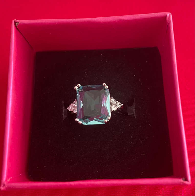 BRAND NEW - Stunning Sterling Silver  Aquamarine Gemstone Ring