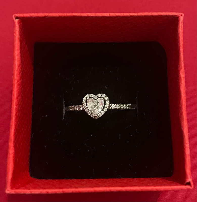 BRAND NEW - Stunning Sterling Silver Zirconia Heart Ring