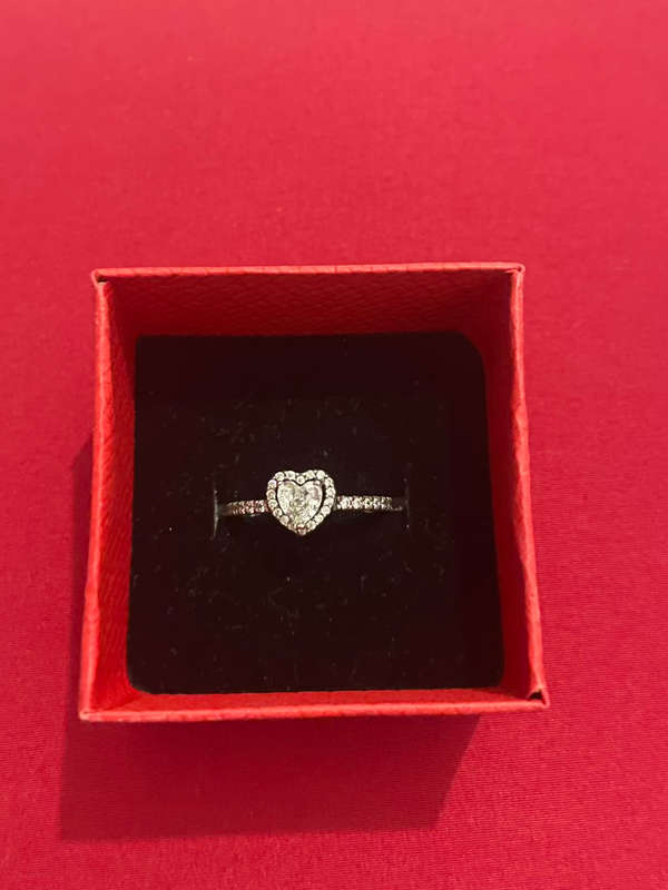 BRAND NEW - Stunning Sterling Silver Zirconia Heart Ring