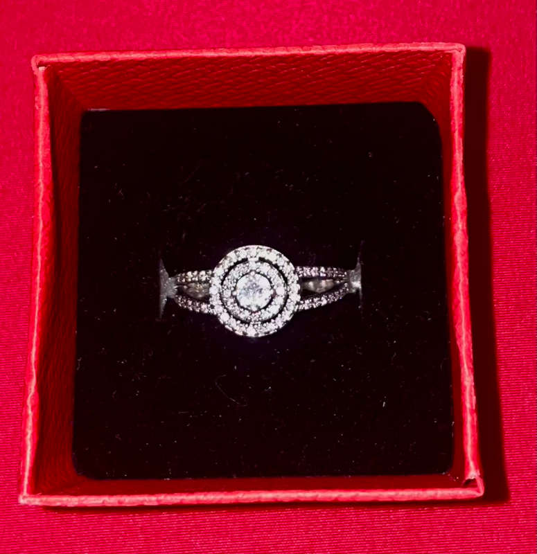 BRAND NEW - Stunning Sterling Silver Zirconia Ring