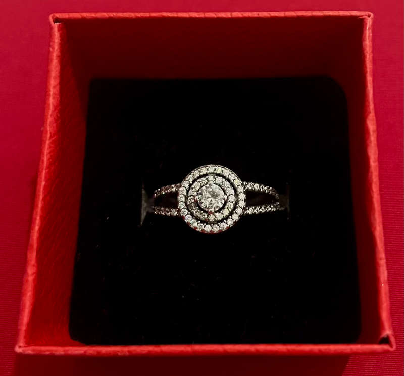 BRAND NEW - Stunning Sterling Silver Zirconia Ring