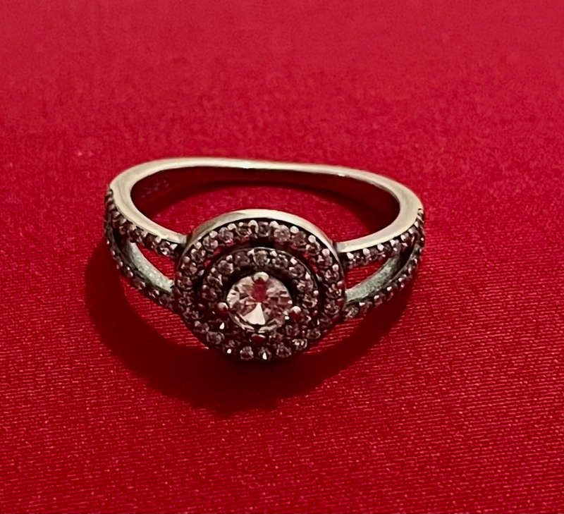 BRAND NEW - Stunning Sterling Silver Zirconia Ring