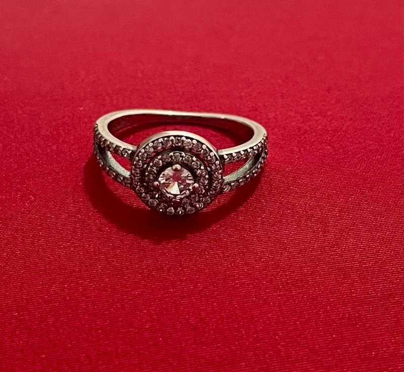BRAND NEW - Stunning Sterling Silver Zirconia Ring