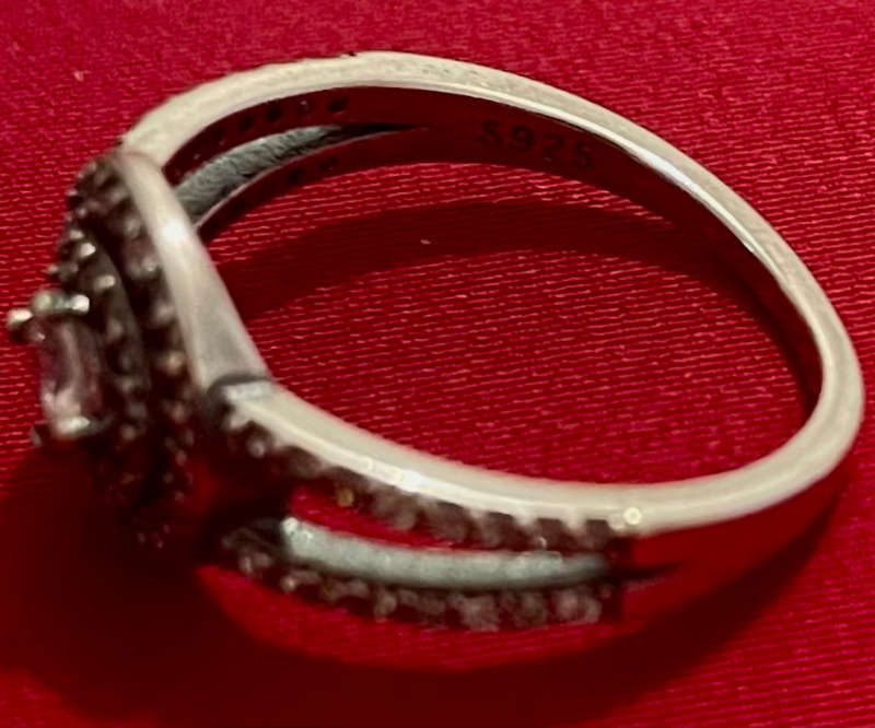 BRAND NEW - Stunning Sterling Silver Zirconia Ring
