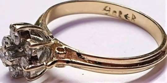 Lovely Ladies Cluster 0.20ct Diamond Dress Ring Set in Gold