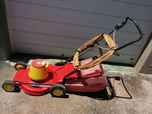 Wolf 1800w electric lawnmower. R1200  R 1,200