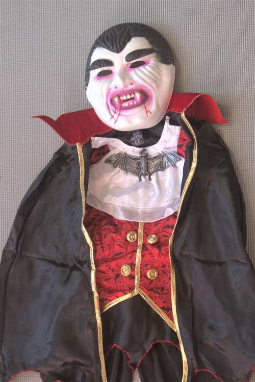 Halloween - Vampire / Dracula Costume and Voice Changer Set