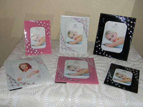 Stunning Photo frames in 2 different sizes and 3 colors. With any 4 bought you get an album free.