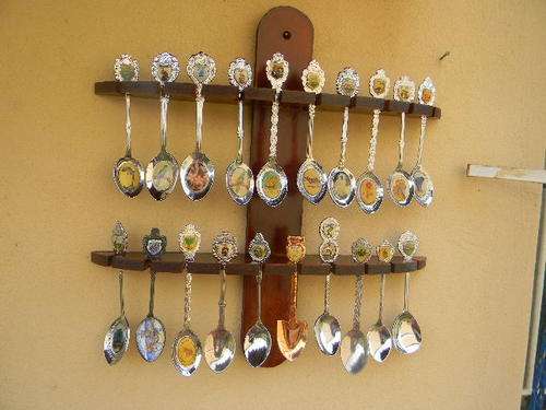 WOW 20 Stunning collectable spoons from SA towns with rack.