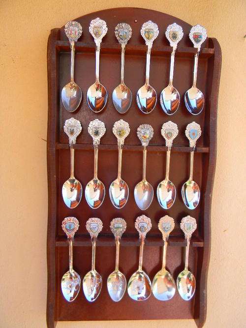 WOW 18 Souvenir spoons from NTvl rugby, places and towns in SA and SWA with rack.