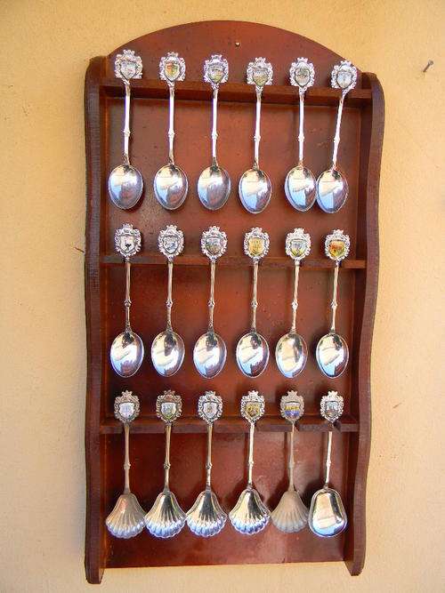 WOW 18 Souvenir spoons of SA places with rack for only one bid. In excellent condition.