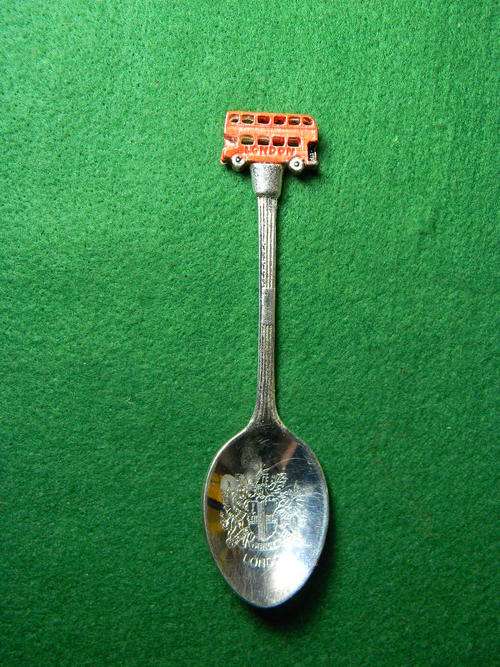 "WOW" Stunning collector spoon from London UK with red bus. Silverplated. In excellent condition.