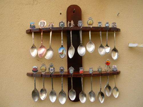 "WOW" 20 Stunning collector spoon from around the world with free rack. (EPNS) In good condition.