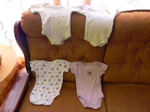 4 Baby short sleeve vests. 2 of 0-3 months and 2 of 3-6 months. In good condition.