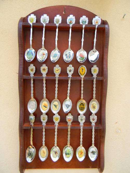 WOW 18 Souvenir spoons of SA resorts and towns  with rack for only one bid.