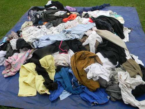 621 pieces of clothing. Men,women + children. All in good condition. 48 Pieces p bag. Various sizes.