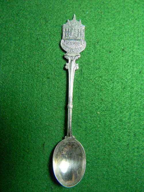 Stunning souvenir spoon of gem House Driebergen with Hallmark (90). In excellent condition.
