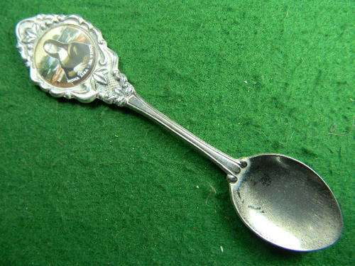 Souvenir spoon Of Mona Liza Da Vinci (made by Collectors Word EPA1 Silver plated)  Show wear.