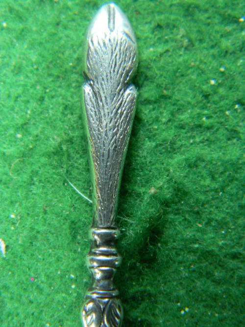 Goat claw on the spoon in 90 Silver ( excellent condition )