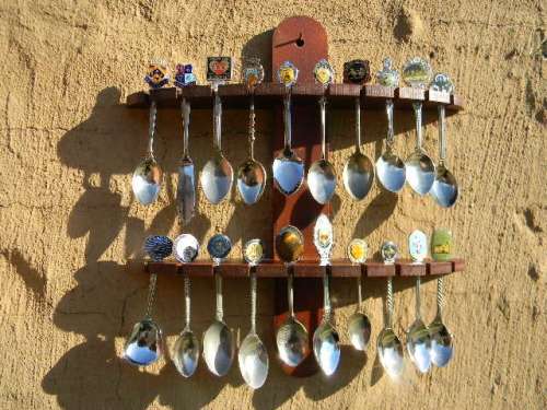 WOW 20 Souvenir spoons of all around the world in good condition with rack.